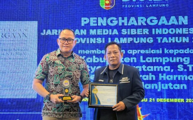 Bupati Lampung Selatan Terima Anugerah Daerah Harmonis dan Berkelanjutan dari JMSI Lampung