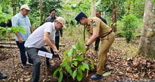 3.000 Bibit Kopi–Kakao Dibagikan, Menko Zulkifli Hasan Minta Petani Jaga Gunung Rajabasa: “Hutan Lindung Tidak Boleh Diapa-apakan”