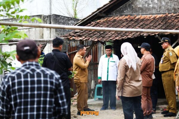 Wabup Pesawaran Serahkan Bantuan Bedah Rumah BERKAT Baznas di Desa Bagelen