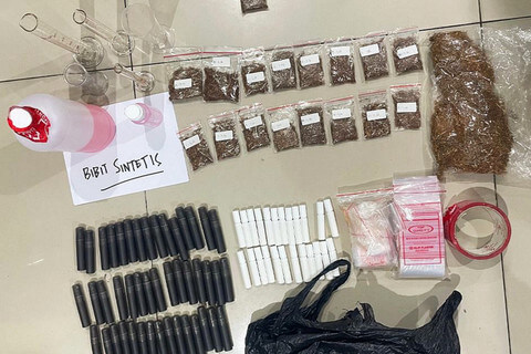 Barang bukti pengungkapan rumah produksi tembakau sintetis di Kebon Jeruk, Jakarta Barat. Foto: Dok. Istimewa