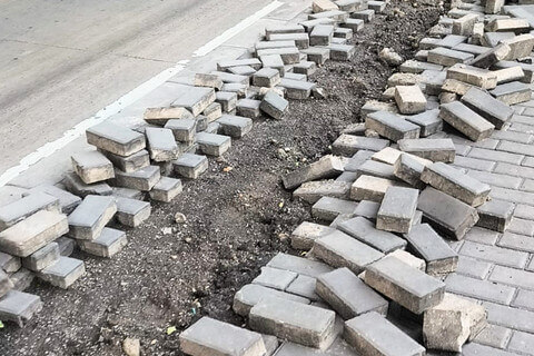 Paving block trotoar terlihat hancur berantakan akibat dugaan aksi pencurian kabel Penerangan Jalan Umum (PJU) di jalan Kramat Jaya, Koja, Jakarta Utara, Minggu (25/1/2026). /Ist