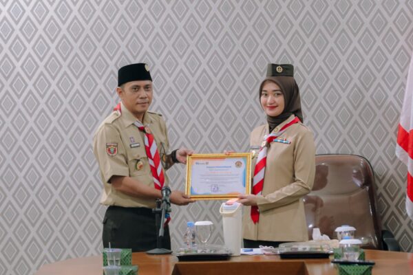 Wagub Jihan Nurlela Beri Penghargaan kepada Kwarda Pramuka Lampung atas Kepedulian dan Komitmen Membantu Korban Banjir Sumatera