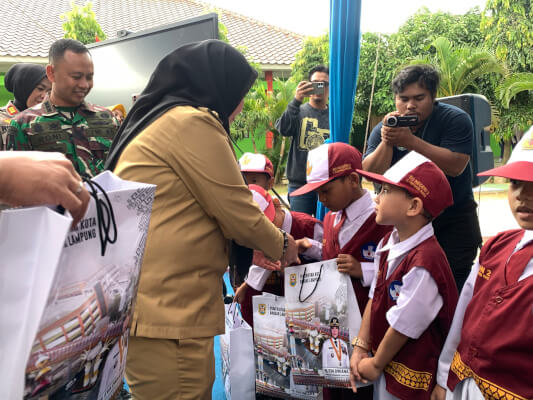 Wali Kota Eva Dwiana Serahkan Bantuan Perlengkapan Sekolah untuk Ribuan Siswa di Bandar Lampung