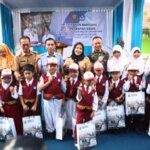 Wali Kota Eva Dwiana Serahkan Bantuan Perlengkapan Sekolah untuk Ribuan Siswa di Bandar Lampung
