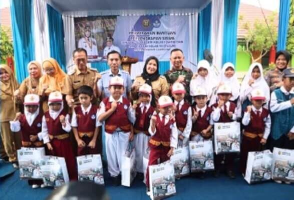 Wali Kota Eva Dwiana Serahkan Bantuan Perlengkapan Sekolah untuk Ribuan Siswa di Bandar Lampung