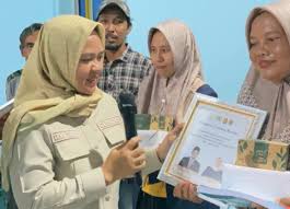 Ketua DPRD Lampung Selatan Serahkan Bantuan Bedah Rumah untuk 40 Warga di Empat Desa