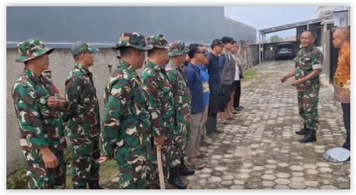 Babinsa Way Kandis Bersama Warga Gelar Gotong Royong Kamis Bersih