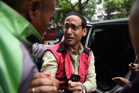 Terdakwa kasus dugaan korupsi dalam pengadaan laptop Chromebook Nadiem Makarim bersalaman dengan mitra Gojek usai mengikuti sidang lanjutan dengan agenda tanggapan JPU atas eksepsi terdakwa di Pengadilan Tipikor, Jakarta, Kamis (8/1). /Ist