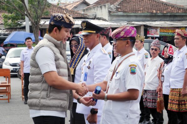 Dilantik di Tengah Pasar, Bupati Egi Ingatkan Pejabat tentang Realitas Pengabdian