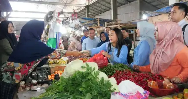 Zita Anjani Tinjau Harga Sembako di Pasar Sidomulyo Lampung Selatan Jelang Ramadan