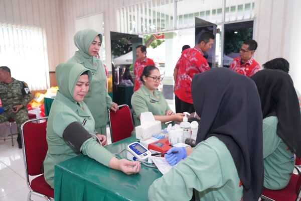 “Setetes Darah, Sejuta Harapan”, Persit KCK Koorcabrem 043 Himpun 150 Kantong Darah di HUT ke-80