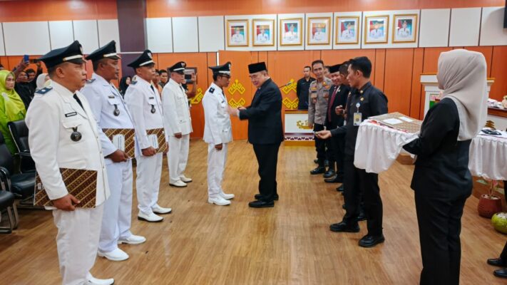 Bupati Tanggamus Lantik 5 PAW Kepala Pekon, Moh Saleh Asnawi Tekankan Pelayanan dan Pendidikan Warga