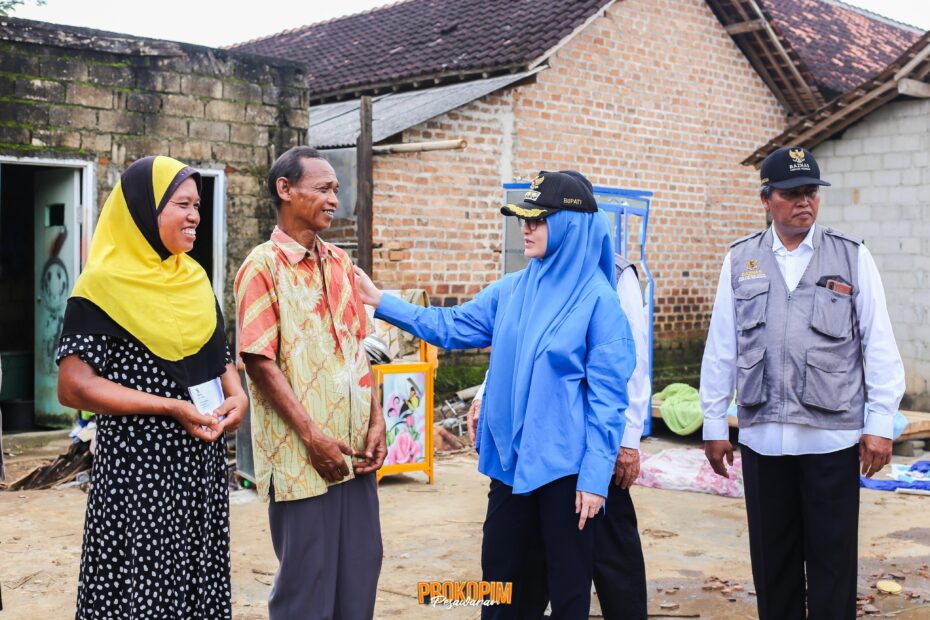 Puting Beliung Terjang Tegineneng, Bupati Nanda Indira B Tinjau 132 Rumah Terdampak