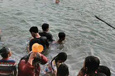 [Opini] Keramasan di Pantai dan Sungai, Tradisi Ramadan yang Kian Populer di Kalangan Anak Muda Lampung