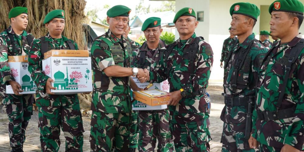 Sambut Idul Fitri 1447 H, Danrem 043/Gatam Brigjen TNI Haryantana Bagikan Bingkisan Lebaran untuk Prajurit dan PNS