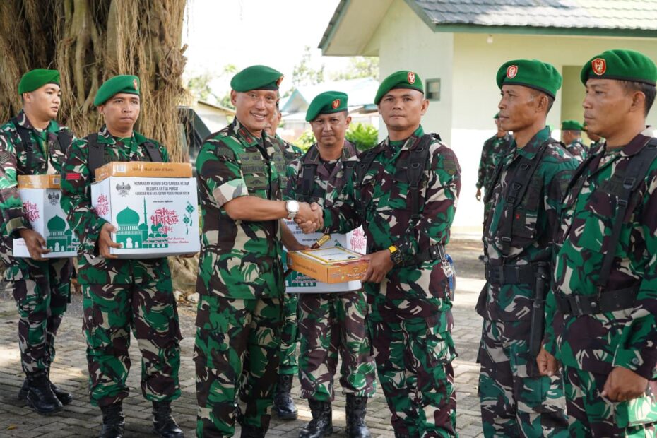 Sambut Idul Fitri 1447 H, Danrem 043/Gatam Brigjen TNI Haryantana Bagikan Bingkisan Lebaran untuk Prajurit dan PNS