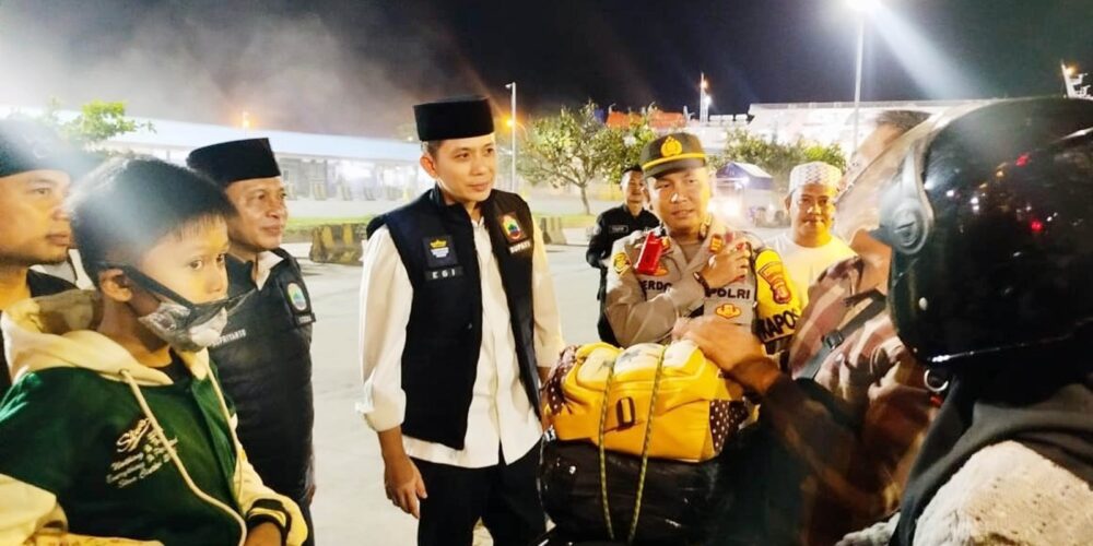 Dini Hari di Bakauheni, Bupati Egi Turun Langsung Kawal Pemudik Motor