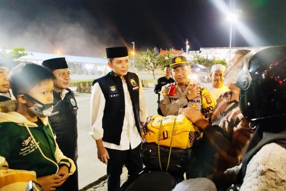 Dini Hari di Bakauheni, Bupati Egi Turun Langsung Kawal Pemudik Motor