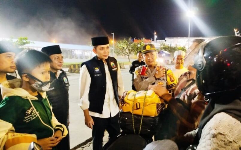 Dini Hari di Bakauheni, Bupati Egi Turun Langsung Kawal Pemudik Motor