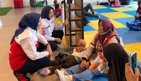 Arus Mudik 2026 Meningkat, Ketua DPRD Lamsel Tinjau Posko Kesehatan PMI di Bakauheni