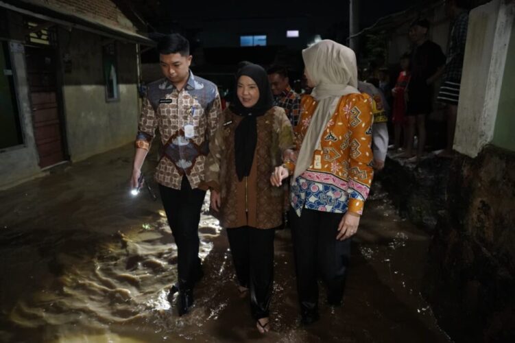 Wali Kota Eva Dwiana Salurkan Bantuan Korban Banjir di Way Halim Bandar Lampung