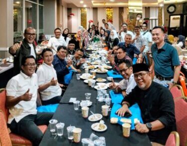 Jumat Berkah, Ikaspanda '92 Bagikan 500 Paket Takjil di Masjid Al Bakrie dan Bukber