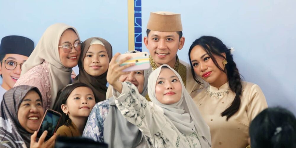 Tanpa Sekat di Hari Raya, Bupati Egi dan Zita Anjani Salami Warga di Lamban Rakyat