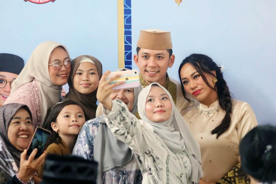 Tanpa Sekat di Hari Raya, Bupati Egi dan Zita Anjani Salami Warga di Lamban Rakyat