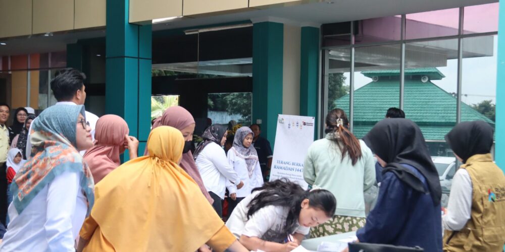 Antusiasme warga mewarnai kegiatan Pasar Murah Terang Berkah Ramadan yang digelar PT PLN (Persero) Unit Induk Distribusi Lampung. Program ini menjadi bukti nyata kepedulian PLN dalam mendukung ketahanan pangan sekaligus berbagi kebahagiaan di bulan suci Ramadan.
