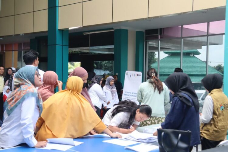 Antusiasme warga mewarnai kegiatan Pasar Murah Terang Berkah Ramadan yang digelar PT PLN (Persero) Unit Induk Distribusi Lampung. Program ini menjadi bukti nyata kepedulian PLN dalam mendukung ketahanan pangan sekaligus berbagi kebahagiaan di bulan suci Ramadan.