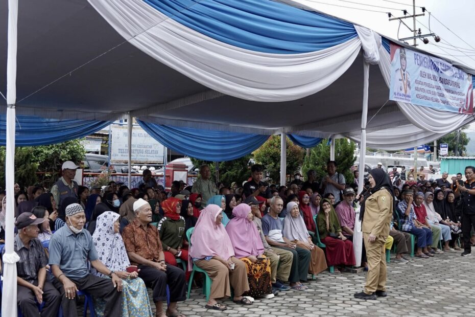 Wali Kota Eva Dwiana Salurkan Bantuan Beras untuk Warga Teluk Betung Barat Jelang Idul Fitri 1447 H