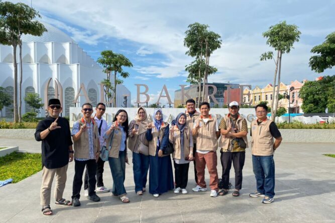 Jumat Berkah, Ikaspanda '92 Bagikan 500 Paket Takjil di Masjid Al Bakrie dan Bukber