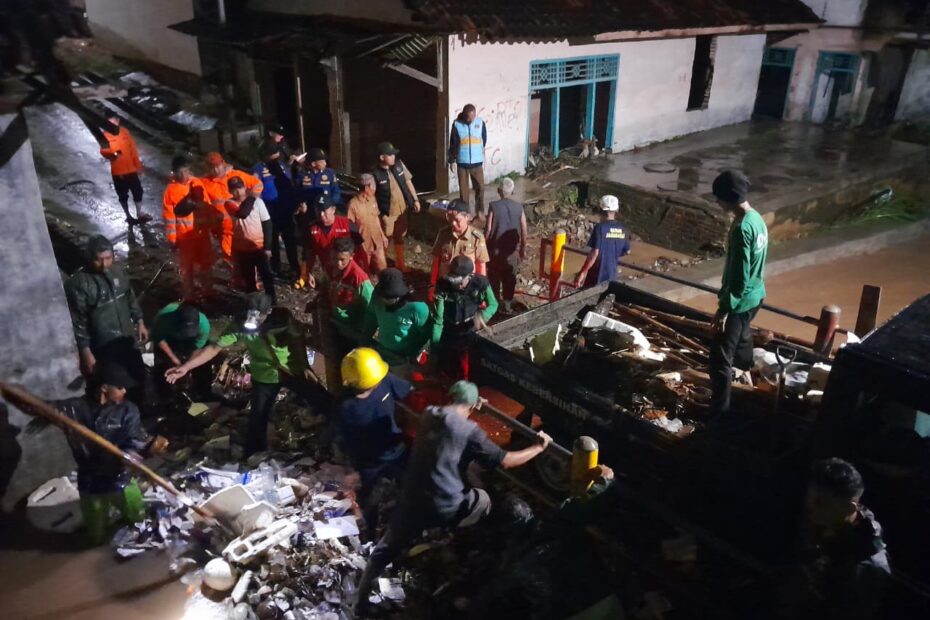 Hujan Deras Guyur Bandar Lampung, Pemkot Kerahkan Satgas Gabungan Bersihkan Drainase