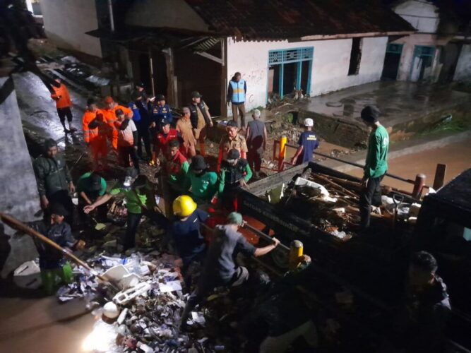Hujan Deras Guyur Bandar Lampung, Pemkot Kerahkan Satgas Gabungan Bersihkan Drainase