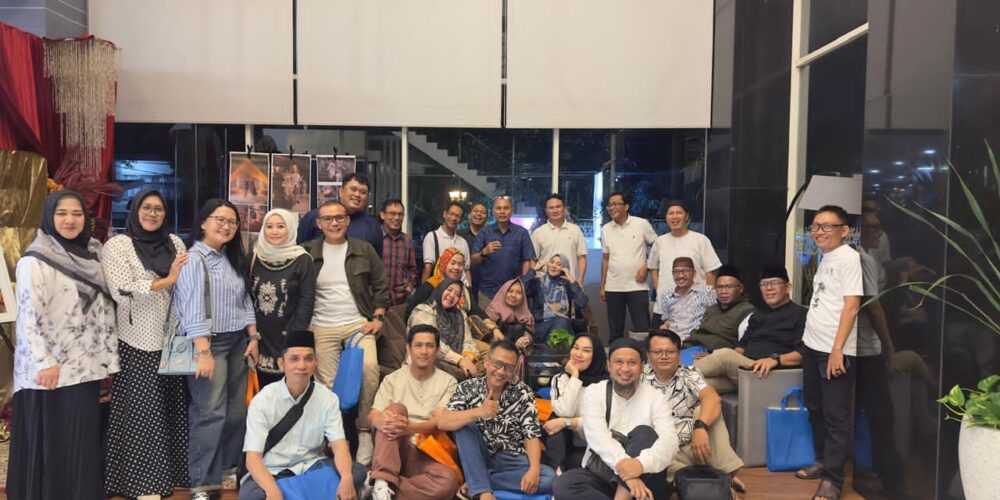 Jumat Berkah, Ikaspanda '92 Bagikan 500 Paket Takjil di Masjid Al Bakrie dan Bukber