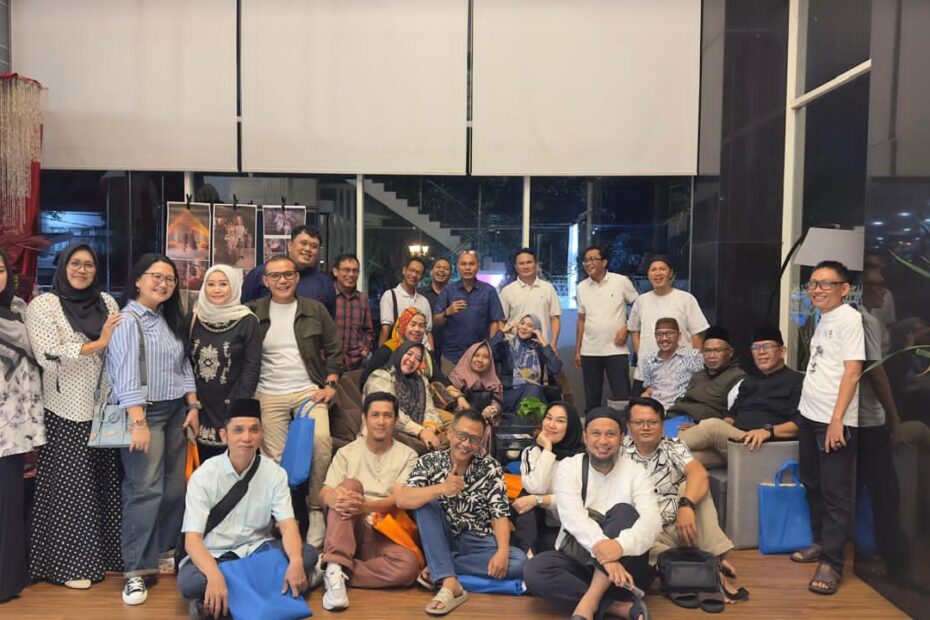 Jumat Berkah, Ikaspanda '92 Bagikan 500 Paket Takjil di Masjid Al Bakrie dan Bukber