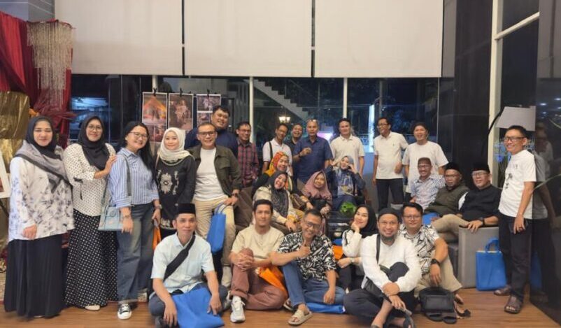 Jumat Berkah, Ikaspanda '92 Bagikan 500 Paket Takjil di Masjid Al Bakrie dan Bukber