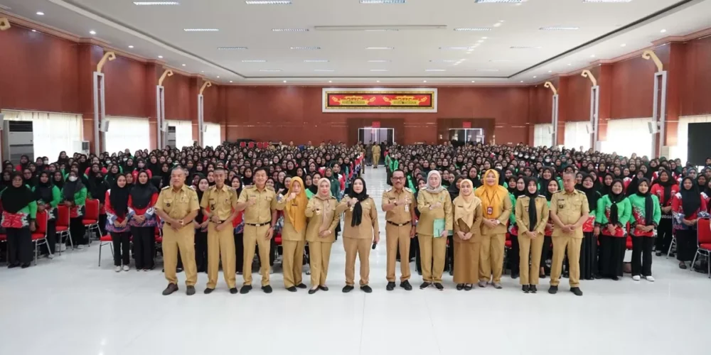 Wali Kota Eva Dwiana Salurkan Insentif Ribuan Kader Posyandu hingga TPK di Bandar Lampung