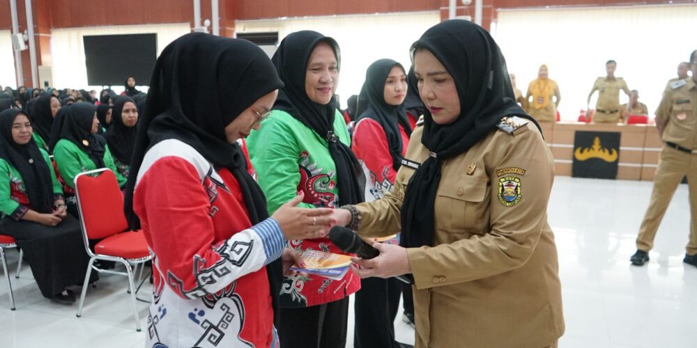 Wali Kota Eva Dwiana Salurkan Insentif Ribuan Kader Posyandu hingga TPK di Bandar Lampung
