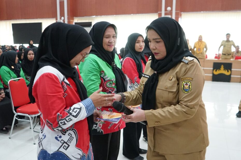 Wali Kota Eva Dwiana Salurkan Insentif Ribuan Kader Posyandu hingga TPK di Bandar Lampung