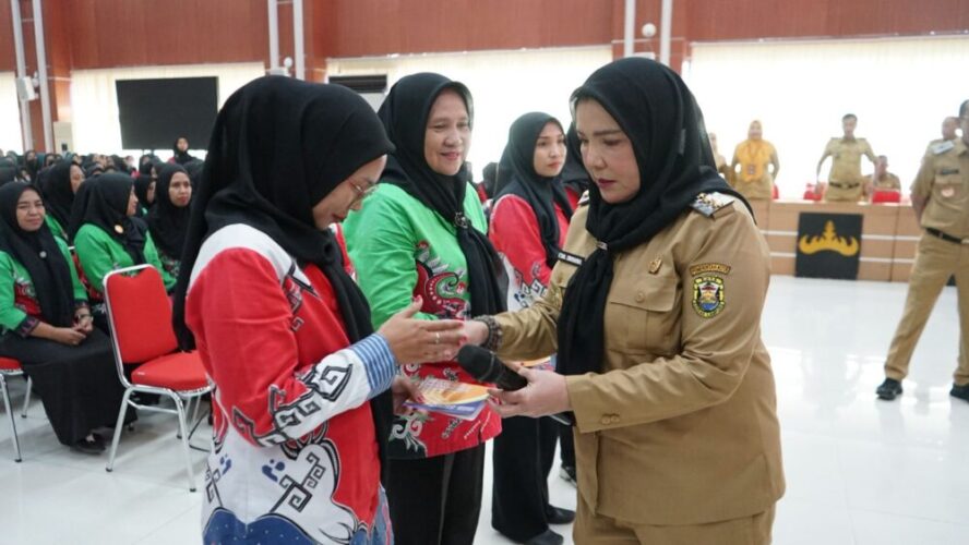 Wali Kota Eva Dwiana Salurkan Insentif Ribuan Kader Posyandu hingga TPK di Bandar Lampung