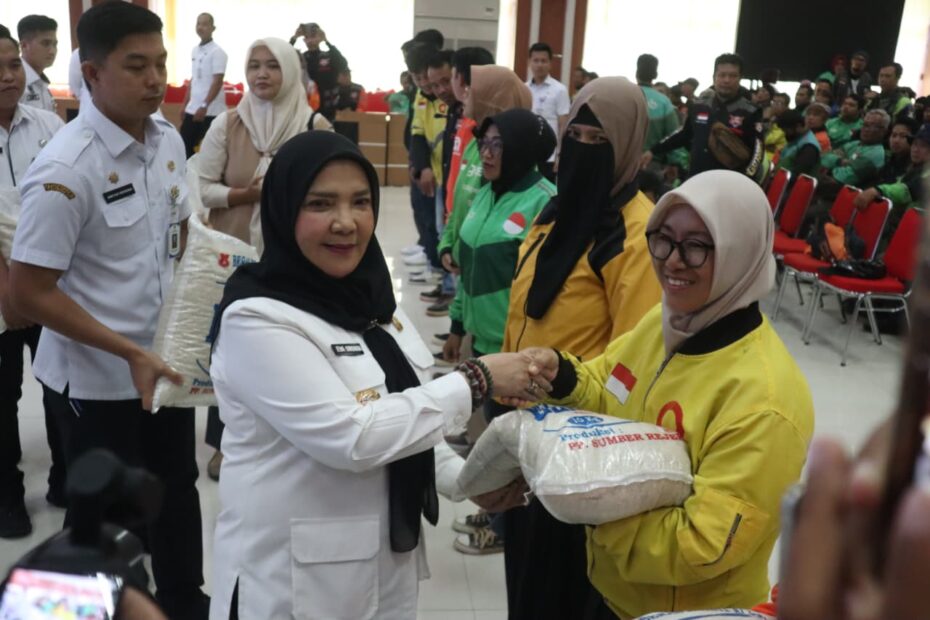 Pemkot Bandar Lampung Bagikan Beras untuk Ojol, Wali Kota Eva Dwiana: Bentuk Kepedulian Ramadan