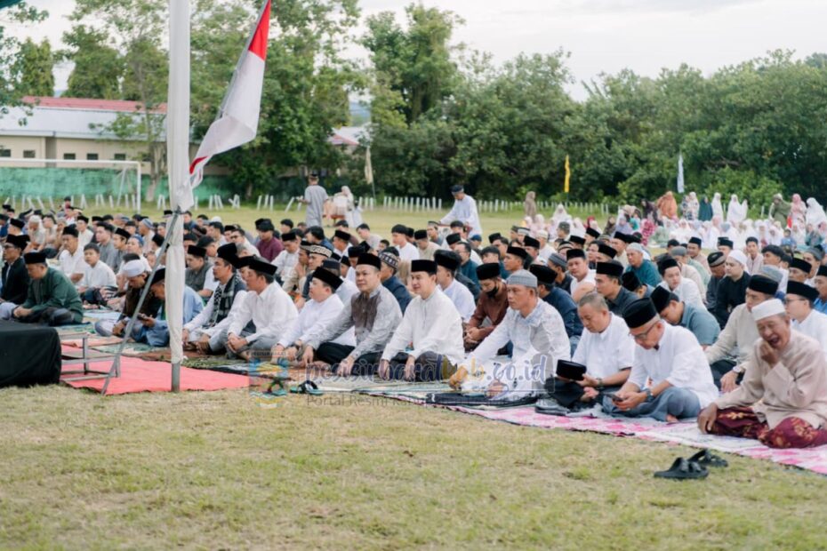 Bupati dan Wakil Bupati Pesisir Barat Ikuti Sholat Idul Fitri 1447 Hijriah, Ajak Perkuat Persatuan dan Silaturahmi