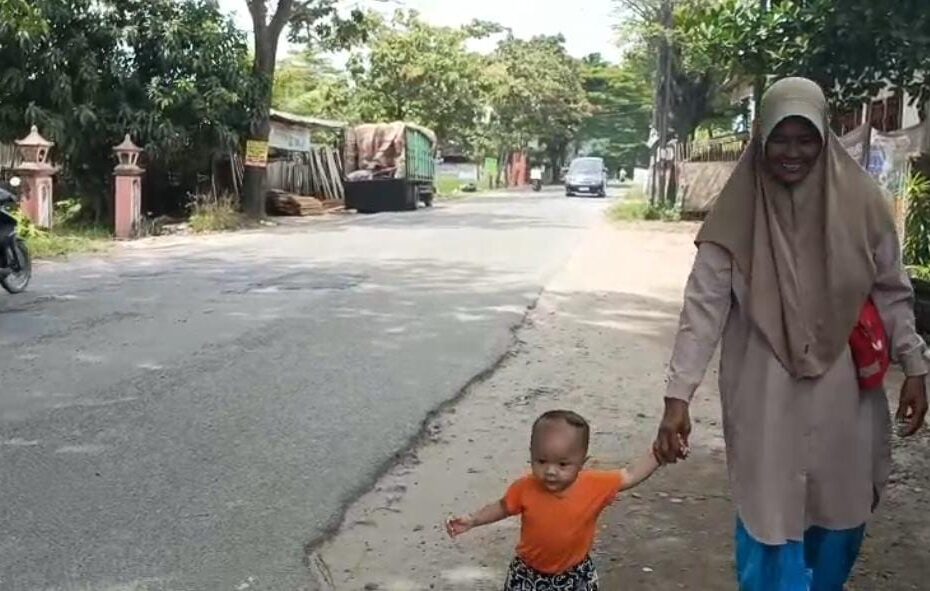 Perbaikan Jalan Pulau Damar Disambut Warga, Mobilitas Masyarakat Bandar Lampung Kini Lebih Nyaman BANDAR LAMPUNG – Warga menyambut positif perbaikan infrastruktur di Jalan Pulau Damar, yang dilakukan oleh Pemerintah Kota Bandar Lampung. Perbaikan jalan tersebut dinilai memberikan dampak nyata bagi masyarakat, terutama dalam meningkatkan kenyamanan dan keselamatan saat beraktivitas sehari-hari. Program pembangunan dan perbaikan jalan ini merupakan bagian dari prioritas pembangunan infrastruktur yang dijalankan oleh Pemkot Bandar Lampung di bawah kepemimpinan Wali Kota Eva Dwiana melalui Dinas Pekerjaan Umum Kota Bandar Lampung pada tahun anggaran 2026. Salah satu warga setempat, Roy, mengaku bersyukur karena kondisi jalan yang sebelumnya rusak dan berlubang kini telah diperbaiki. Menurutnya, kerusakan jalan sebelumnya kerap menyebabkan kecelakaan lalu lintas. “Dulu jalan ini berlubang cukup dalam dan sering memakan korban kecelakaan. Alhamdulillah sekarang jalannya sudah diperbaiki dan rapi. Kami sebagai masyarakat sangat merasakan manfaatnya,” ujar Roy, Jumat (6/3/2026). Hal serupa juga disampaikan Purnomo, warga yang tinggal di sekitar kawasan tersebut. Ia mengatakan kondisi jalan sebelumnya cukup memprihatinkan dengan banyak lubang yang membahayakan pengendara. “Dulu lubangnya dalam dan banyak bagian jalan yang hancur. Sekarang bisa kita lihat bersama, jalan yang berlubang sudah tidak ada lagi,” katanya. Menurutnya, perbaikan jalan tersebut sangat membantu masyarakat yang setiap hari melintas di kawasan tersebut, baik untuk bekerja maupun menjalankan aktivitas lainnya. “Kami masyarakat mengucapkan terima kasih kepada Pemerintah Kota Bandar Lampung yang telah peduli terhadap kondisi jalan di lingkungan kami. Dengan adanya perbaikan ini, perjalanan menjadi lebih nyaman dan aman,” tambahnya. Sementara itu, Kepala Bidang Jalan dan Jembatan pada Dinas Bina Marga Dinas Pekerjaan Umum Kota Bandar Lampung, Rayu R Wiranegara, menyampaikan bahwa sejumlah program pembangunan infrastruktur lainnya juga telah disiapkan oleh pemerintah kota. “Mudah-mudahan, insyaallah setelah Lebaran kita sudah bisa mulai seluruh kegiatan ini. Saat ini semuanya sedang kita persiapkan,” ujarnya. Selain perbaikan jalan, Pemkot Bandar Lampung juga merencanakan revitalisasi pedestrian di beberapa ruas jalan protokol guna meningkatkan kenyamanan dan keselamatan pejalan kaki. Melalui pembangunan infrastruktur jalan, jembatan, dan pedestrian secara berkelanjutan, Pemerintah Kota Bandar Lampung menargetkan peningkatan kualitas pelayanan publik sekaligus mendukung kelancaran aktivitas ekonomi serta mobilitas masyarakat di seluruh wilayah kota.