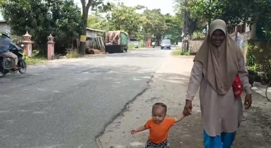 Perbaikan Jalan Pulau Damar Disambut Warga, Mobilitas Masyarakat Bandar Lampung Kini Lebih Nyaman BANDAR LAMPUNG – Warga menyambut positif perbaikan infrastruktur di Jalan Pulau Damar, yang dilakukan oleh Pemerintah Kota Bandar Lampung. Perbaikan jalan tersebut dinilai memberikan dampak nyata bagi masyarakat, terutama dalam meningkatkan kenyamanan dan keselamatan saat beraktivitas sehari-hari. Program pembangunan dan perbaikan jalan ini merupakan bagian dari prioritas pembangunan infrastruktur yang dijalankan oleh Pemkot Bandar Lampung di bawah kepemimpinan Wali Kota Eva Dwiana melalui Dinas Pekerjaan Umum Kota Bandar Lampung pada tahun anggaran 2026. Salah satu warga setempat, Roy, mengaku bersyukur karena kondisi jalan yang sebelumnya rusak dan berlubang kini telah diperbaiki. Menurutnya, kerusakan jalan sebelumnya kerap menyebabkan kecelakaan lalu lintas. “Dulu jalan ini berlubang cukup dalam dan sering memakan korban kecelakaan. Alhamdulillah sekarang jalannya sudah diperbaiki dan rapi. Kami sebagai masyarakat sangat merasakan manfaatnya,” ujar Roy, Jumat (6/3/2026). Hal serupa juga disampaikan Purnomo, warga yang tinggal di sekitar kawasan tersebut. Ia mengatakan kondisi jalan sebelumnya cukup memprihatinkan dengan banyak lubang yang membahayakan pengendara. “Dulu lubangnya dalam dan banyak bagian jalan yang hancur. Sekarang bisa kita lihat bersama, jalan yang berlubang sudah tidak ada lagi,” katanya. Menurutnya, perbaikan jalan tersebut sangat membantu masyarakat yang setiap hari melintas di kawasan tersebut, baik untuk bekerja maupun menjalankan aktivitas lainnya. “Kami masyarakat mengucapkan terima kasih kepada Pemerintah Kota Bandar Lampung yang telah peduli terhadap kondisi jalan di lingkungan kami. Dengan adanya perbaikan ini, perjalanan menjadi lebih nyaman dan aman,” tambahnya. Sementara itu, Kepala Bidang Jalan dan Jembatan pada Dinas Bina Marga Dinas Pekerjaan Umum Kota Bandar Lampung, Rayu R Wiranegara, menyampaikan bahwa sejumlah program pembangunan infrastruktur lainnya juga telah disiapkan oleh pemerintah kota. “Mudah-mudahan, insyaallah setelah Lebaran kita sudah bisa mulai seluruh kegiatan ini. Saat ini semuanya sedang kita persiapkan,” ujarnya. Selain perbaikan jalan, Pemkot Bandar Lampung juga merencanakan revitalisasi pedestrian di beberapa ruas jalan protokol guna meningkatkan kenyamanan dan keselamatan pejalan kaki. Melalui pembangunan infrastruktur jalan, jembatan, dan pedestrian secara berkelanjutan, Pemerintah Kota Bandar Lampung menargetkan peningkatan kualitas pelayanan publik sekaligus mendukung kelancaran aktivitas ekonomi serta mobilitas masyarakat di seluruh wilayah kota.