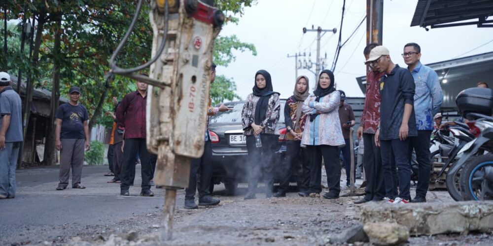 Gerak Cepat, Eva Dwiana Perbaiki Jalan dan Drainase di Kedamaian untuk Atasi Banjir