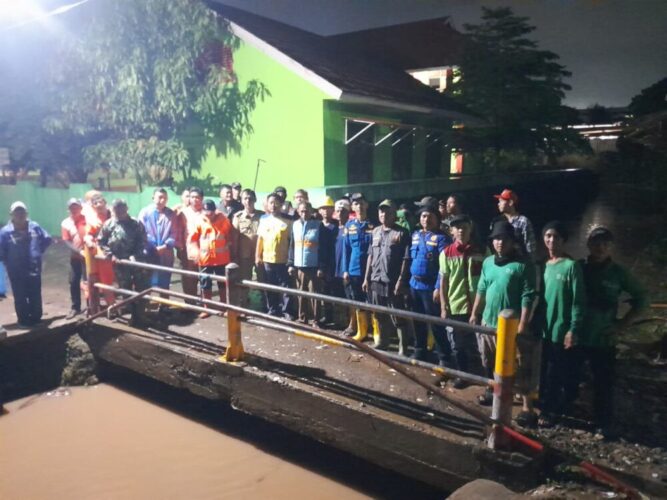 Hujan Deras Guyur Bandar Lampung, Pemkot Kerahkan Satgas Gabungan Bersihkan Drainase