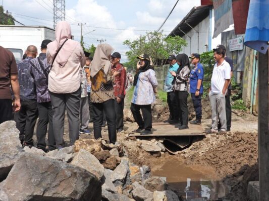 Gerak Cepat, Eva Dwiana Perbaiki Jalan dan Drainase di Kedamaian untuk Atasi Banjir