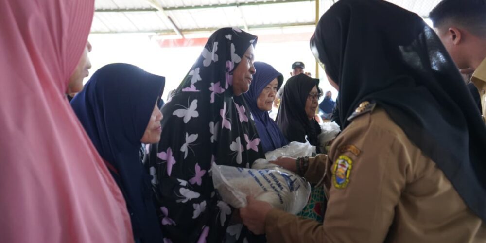 Eva Dwiana Turun Langsung Bagikan Bantuan Beras untuk Warga Bandar Lampung Jelang Lebaran