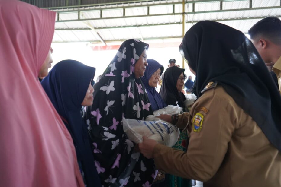 Eva Dwiana Turun Langsung Bagikan Bantuan Beras untuk Warga Bandar Lampung Jelang Lebaran